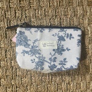NWT Mini Momo small make-up bag in white & blue toile print